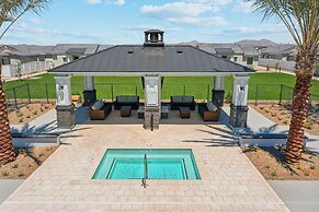 Sunny Contemporary Home with Pool BBQ