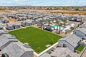Sparkling Modern Home with Pool BBQ