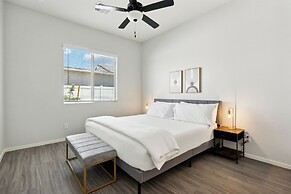 Sparkling Modern Home with Pool BBQ