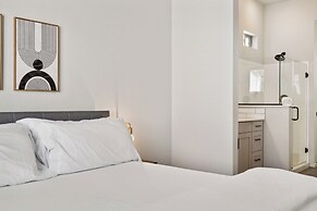 Fresh Modern Home with Pool BBQ