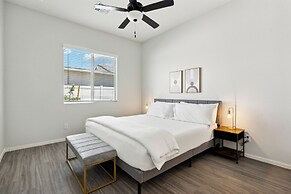 Fresh Modern Home with Pool BBQ