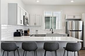 Fresh Modern Home with Pool BBQ