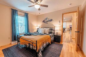 NEW Large Group Summer Getaway W/hot Tub + Game Room!