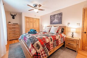 NEW Large Group Summer Getaway W/hot Tub + Game Room!