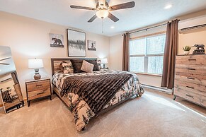 NEW Large Group Summer Getaway W/hot Tub + Game Room!