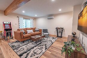 NEW Large Group Summer Getaway W/hot Tub + Game Room!