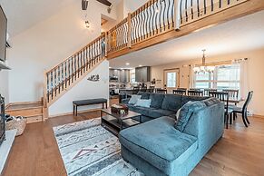 NEW Large Group Summer Getaway W/hot Tub + Game Room!