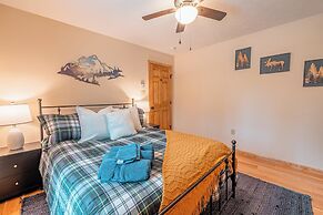 NEW Large Group Summer Getaway W/hot Tub + Game Room!