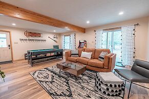 NEW Large Group Summer Getaway W/hot Tub + Game Room!