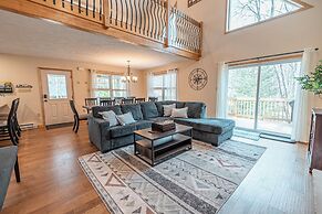 NEW Large Group Summer Getaway W/hot Tub + Game Room!