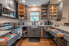 NEW Large Group Summer Getaway W/hot Tub + Game Room!