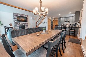 NEW Large Group Summer Getaway W/hot Tub + Game Room!