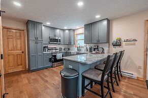 NEW Large Group Summer Getaway W/hot Tub + Game Room!