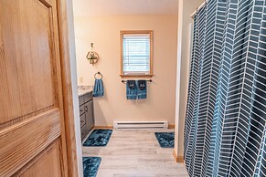 NEW Large Group Summer Getaway W/hot Tub + Game Room!