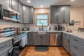 NEW Large Group Summer Getaway W/hot Tub + Game Room!