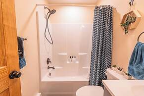 NEW Large Group Summer Getaway W/hot Tub + Game Room!