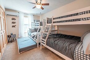 NEW Large Group Summer Getaway W/hot Tub + Game Room!