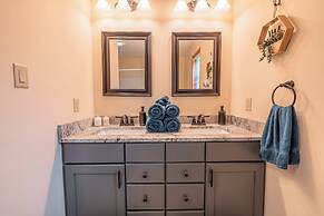 NEW Large Group Summer Getaway W/hot Tub + Game Room!