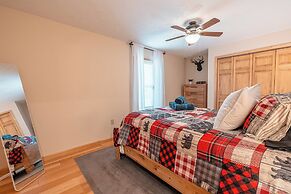 NEW Large Group Summer Getaway W/hot Tub + Game Room!