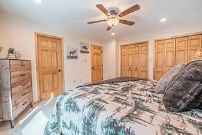 NEW Large Group Summer Getaway W/hot Tub + Game Room!
