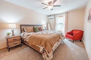 NEW Large Group Summer Getaway W/hot Tub + Game Room!