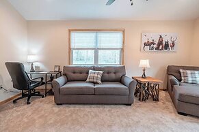 NEW Large Group Summer Getaway W/hot Tub + Game Room!