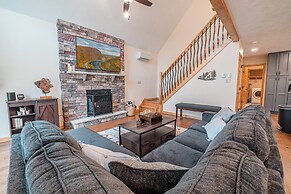 NEW Large Group Summer Getaway W/hot Tub + Game Room!