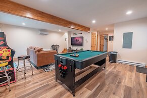 NEW Large Group Summer Getaway W/hot Tub + Game Room!