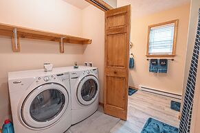 NEW Large Group Summer Getaway W/hot Tub + Game Room!