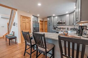 NEW Large Group Summer Getaway W/hot Tub + Game Room!