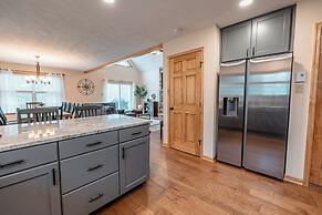 NEW Large Group Summer Getaway W/hot Tub + Game Room!