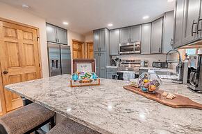 NEW Large Group Summer Getaway W/hot Tub + Game Room!