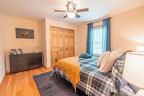 NEW Large Group Summer Getaway W/hot Tub + Game Room!