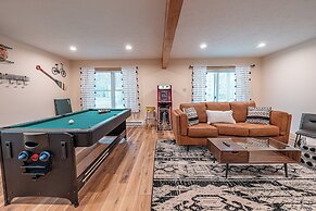 NEW Large Group Summer Getaway W/hot Tub + Game Room!