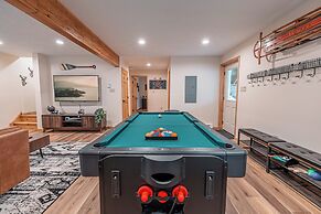NEW Large Group Summer Getaway W/hot Tub + Game Room!
