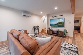 NEW Large Group Summer Getaway W/hot Tub + Game Room!