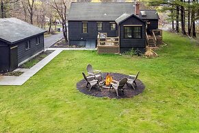 Charcoal Chalet by Avantstay A+ Design w/ Firepit