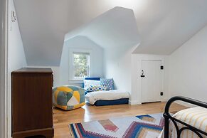 Charcoal Chalet by Avantstay A+ Design w/ Firepit