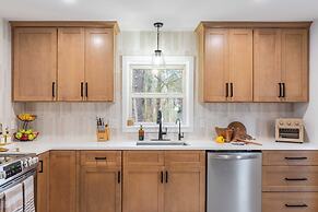 Charcoal Chalet by Avantstay A+ Design w/ Firepit