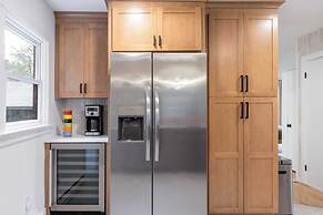 Charcoal Chalet by Avantstay A+ Design w/ Firepit