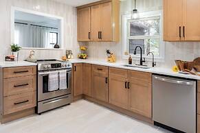 Charcoal Chalet by Avantstay A+ Design w/ Firepit