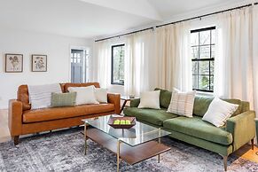 Charcoal Chalet by Avantstay A+ Design w/ Firepit