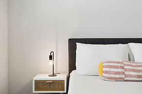 Dreamlight Modern Home with Pool and BBQ