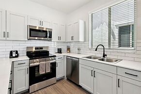 Dreamlight Modern Home with Pool and BBQ