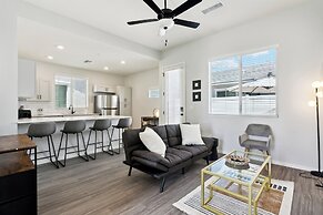 Dreamlight Modern Home with Pool and BBQ