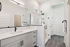 Dreamlight Modern Home with Pool and BBQ