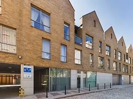 Apartment With Parking by Renters