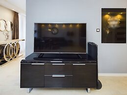 Apartment With Parking by Renters