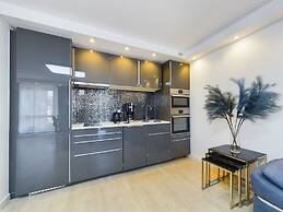 Apartment With Parking by Renters