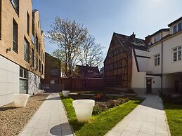 Apartment With Parking by Renters